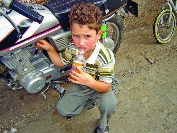 پسر دوگانه سوز ایرانی ، پسری که روزی نیم لیتر بنزین را مثل نوشابه سر می کشید
