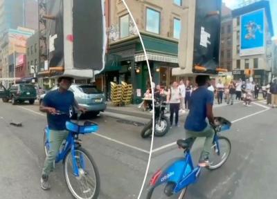 تصاویر دوچرخه سوار عجیبی که روی سرش مبل حمل می کند!